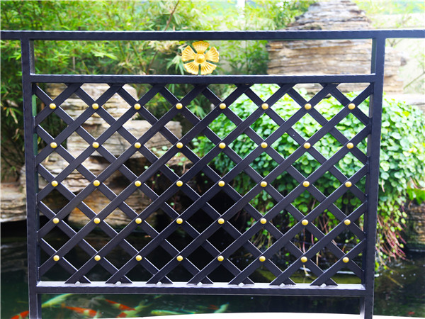 住宅锌钢阳台护栏与不锈钢阳台护栏，选择哪种比较好呢？